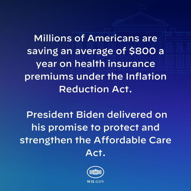 Blauer Hintergrund mit weißer Schrift, die besagt, dass Millionen von Amerikanern durchschnittlich $800 im Jahr an den Gesundheitsversicherungsprämien unter dem Inflation Reduction Act sparen, mittig mit einem Logo.