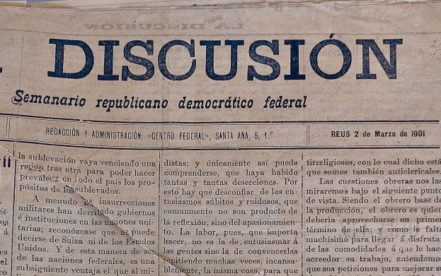 Zeitung mit gelbem, zerknittertem Papier, schwarzer Tinte und der Überschrift "Semanario Repúblicano Democrático Federal" mit dem Wort "Diskussion" sichtbar.