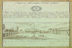 Schwarz-weißer Abzug des ersten Entwurfs der deutschen Verfassung, der eine alte Urkunde mit einer Straßenszene-Zeichnung zeigt, einschließlich eines Flaggenmastes, Gebäude, Bäume und Himmel.