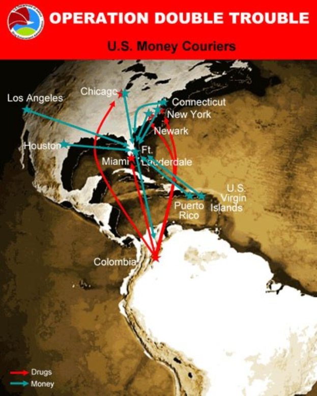 Plakat mit dem Titel "Operation Double Trouble: US-Geldkurier" mit einer Karte der USA, die in zwei Abschnitte unterteilt ist, einer, die die Route der US-Geldkurier zeigt, und einer, die die Standorte der Geldträger zeigt, mit fetter schwarzer Schrift auf weißem Rand.