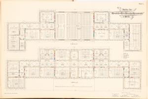 Offenes Buch mit detailliertem Grundriss des Berliner Olympia-Gymnasiums mit beschrifteten Räumen, Fluren, Fenstern und Türen.