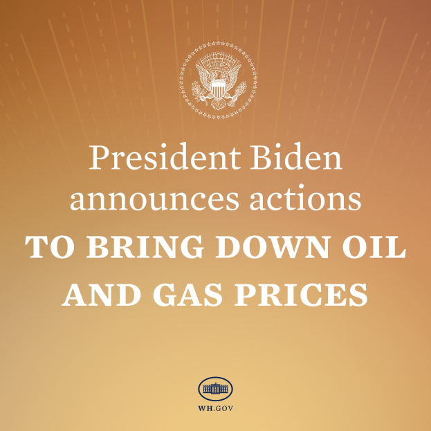 Präsident Biden an einem Pult bei der Ankündigung von Maßnahmen zur Reduzierung von Öl- und Gaspreisen, mit einem Plakat mit Logo und Text im Hintergrund.