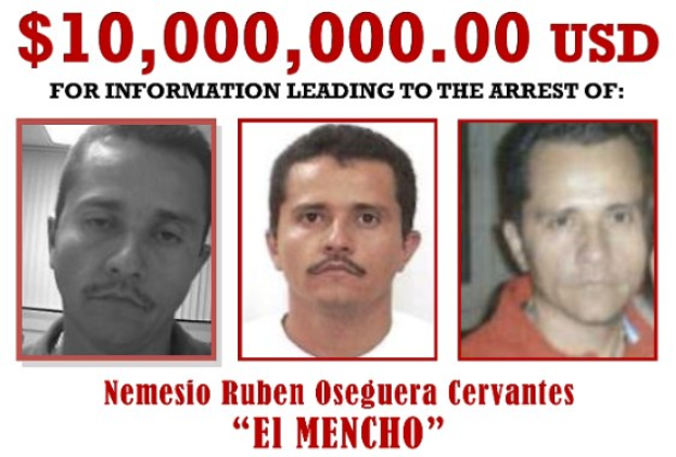 Drei Männer vor einem weißen Hintergrund mit Text, der ein Belohnung von $10,000,000 USD für Informationen anbietet, die zur Festnahme von Nemesio Ruben Oseguera Cervantes, auch bekannt als El Mencho, führen.