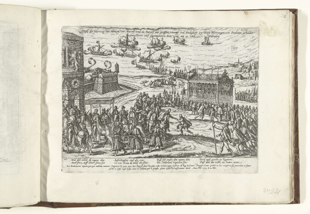 Ein offenes Buch mit einer Zeichnung einer Menge von Menschen, die in eine lebhafte Diskussion vertieft sind, auf einer Seite, die auch Text und Bilder enthält.