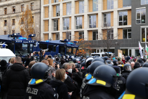 Von der Polizei festgehalten wegen des Schwarz-Rot-Gold-Flags - Flaggenträger spricht jetzt