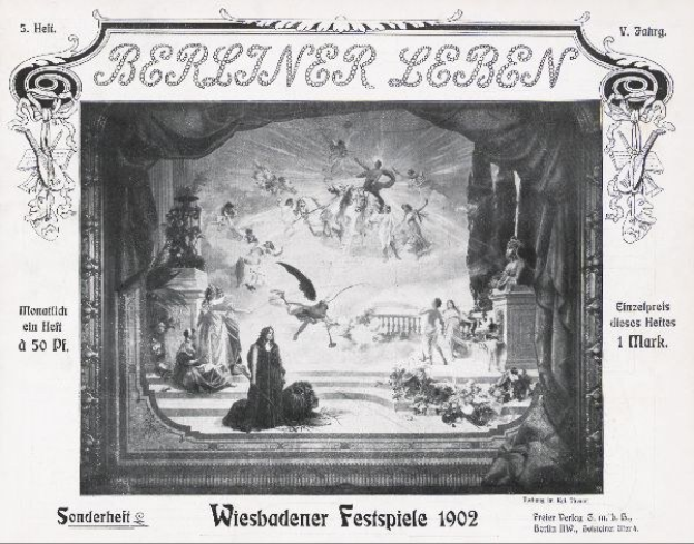 Schwarzes und weißes Foto einer Bühne von den Wiesbadener Festspielen im Jahr 1902, das Darsteller in traditioneller deutscher Tracht und ein klatschendes Publikum zeigt.