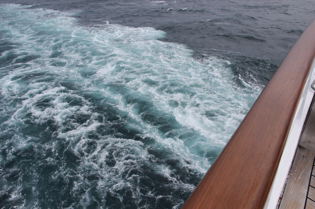 Ein Schiff auf einem Fluss.