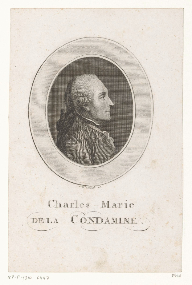 Porträt von Charles Marie de la Condamine, einem französischen Komponisten, in einem weißen Hemd und schwarzer Fliege mit ernstem Gesichtsausdruck, der Hände verschränkt und in die Ferne schaut.