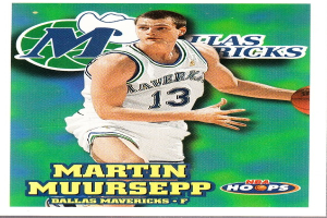 Ein Plakat von Martin Muirsepp, einem ehemaligen Spieler der Dallas Mavericks, der einen Basketball hält und den Text '1996-97 Hoops Basketball Card' trägt, trägt eine weiße Mavericks-Jersey über einem schwarz-weißen gestreiften Hemd, mit zurückgekämmtem Haar und einem entschlossenen Gesichtsausdruck vor einem hellblauen Himmel mit weißen Wolken.