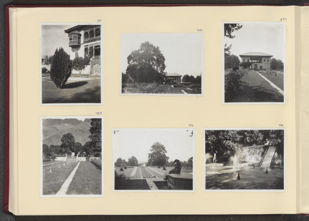 Ein Collage aus Schwarz-Weiß-Fotografien mit Bäumen in der Mitte, umgeben von Gebäuden und einem Brunnen, auf einem aufgeschlagenen Buch dargestellt.