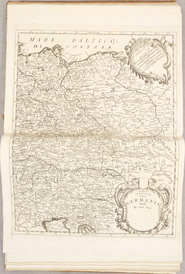 Ein altes Buch mit einer detaillierten Karte von Deutschland mit regionalen Abteilungen und begleitendem Text.