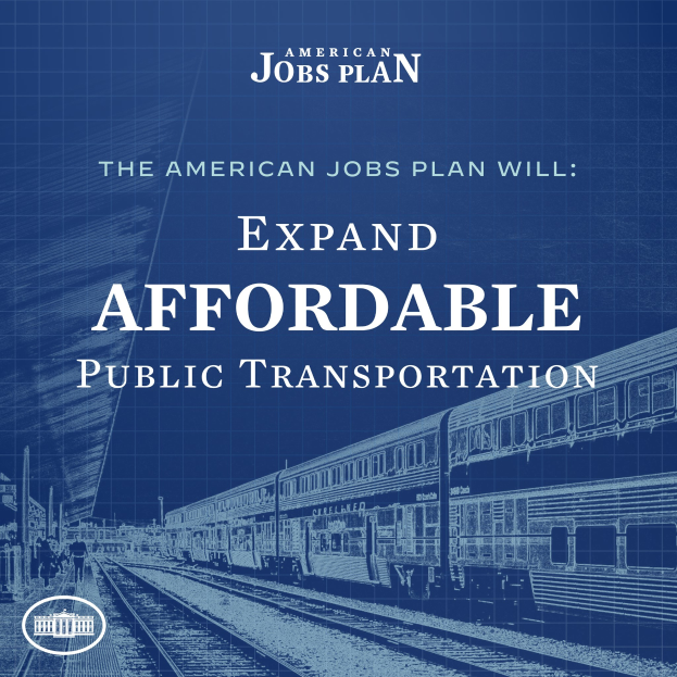 Plakat mit einem Zug auf einer Eisenbahnschiene und mehreren Menschen in der Nähe, das "The American Jobs Plan Will Expand Affordable Public Transportation" bewirbt.