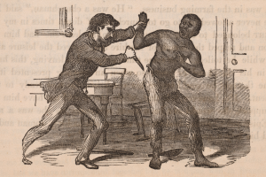 Zwei Männer kämpfen, einer hält ein Messer, im Hintergrund Stühle und ein Tisch sowie Text am unteren Bildrand.