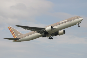 Ein Airbus A330-300 der Asia Airlines fliegt am Himmel mit weißen, flauschigen Wolken im Hintergrund, die Flügel sind ausgebreitet und die Motoren aktiv.